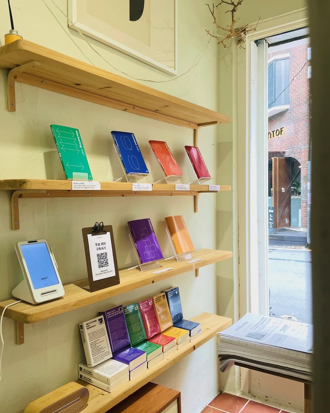 Photo shared by 스몰브랜더 on October 01, 2025 tagging @smallbrander. May be an image of book, rack, tablet, shelf, pegboard and text.
