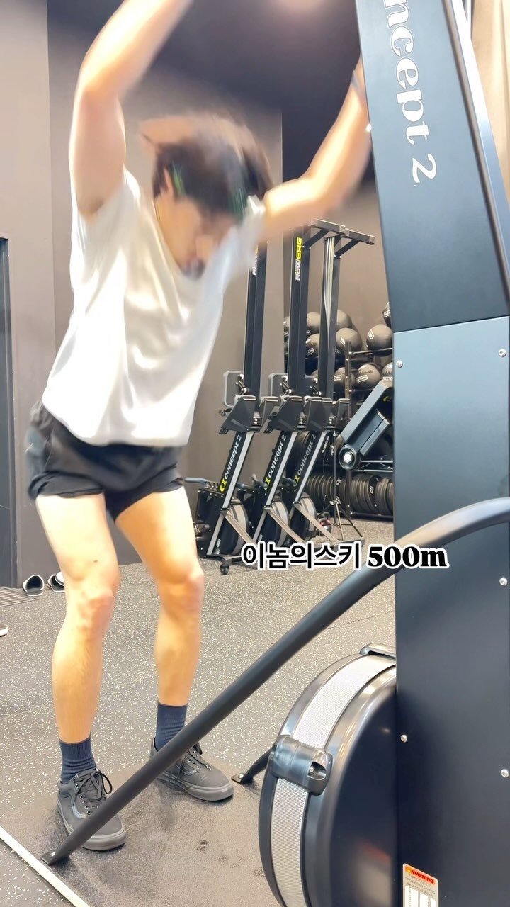 smile1.muscle 게시물 이미지: 이놈의스키..
누가 좀 알러줄 사람?
처음 오신 여성분 보다 못 타서 현타 쎄게...