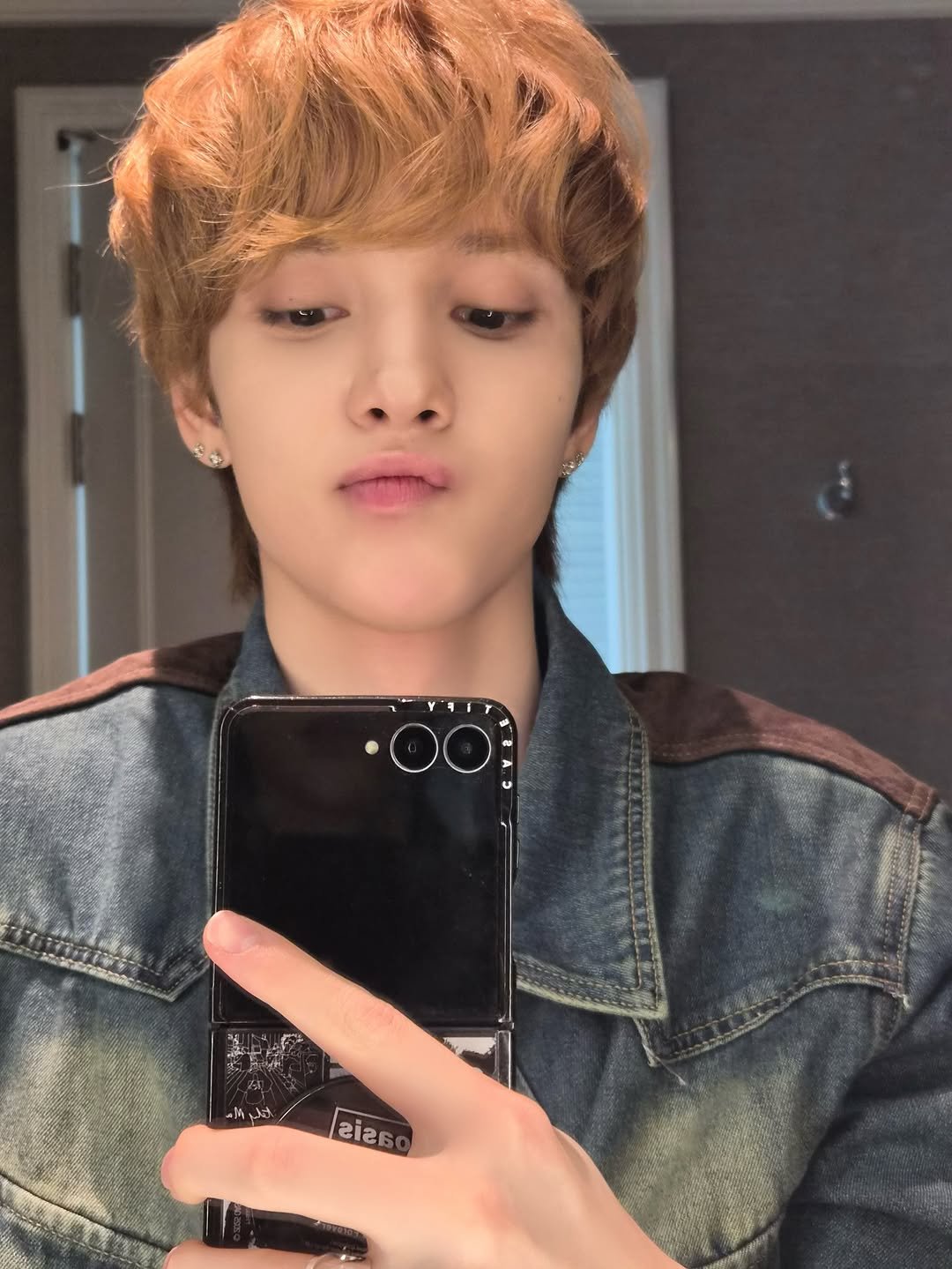 Photo by SMTR25 on March 26, 2026. May be a selfie of one or more people, bangs, blonde hair, mirror and text.