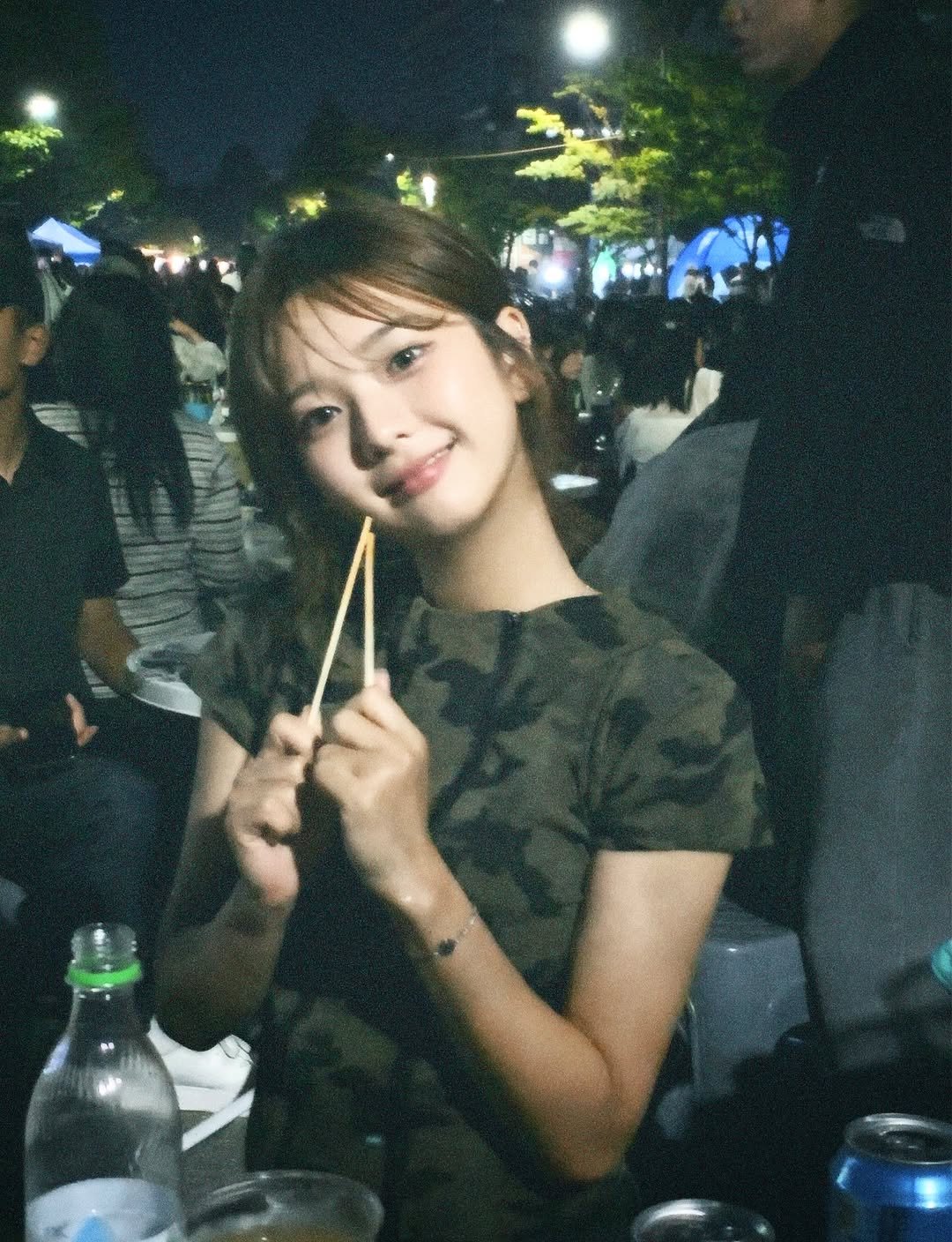 Photo by 김승우 on October 01, 2025. May be an image of 3 people, chopsticks, skewer and text.
