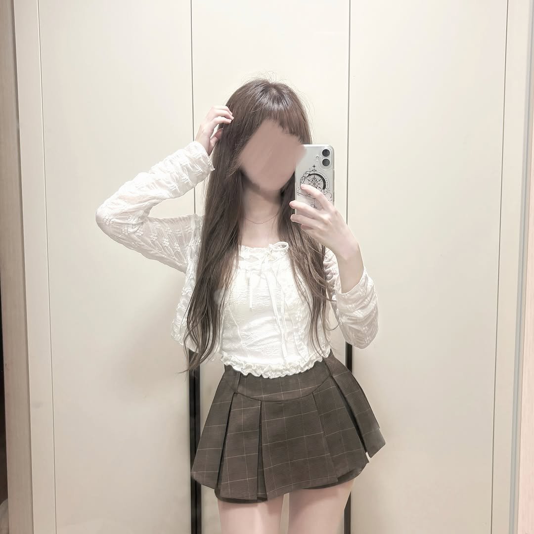 Photo by 설백 on July 20, 2025. May be an image of 1 person, hair, mirror, skirt, shorts, miniskirt and text.