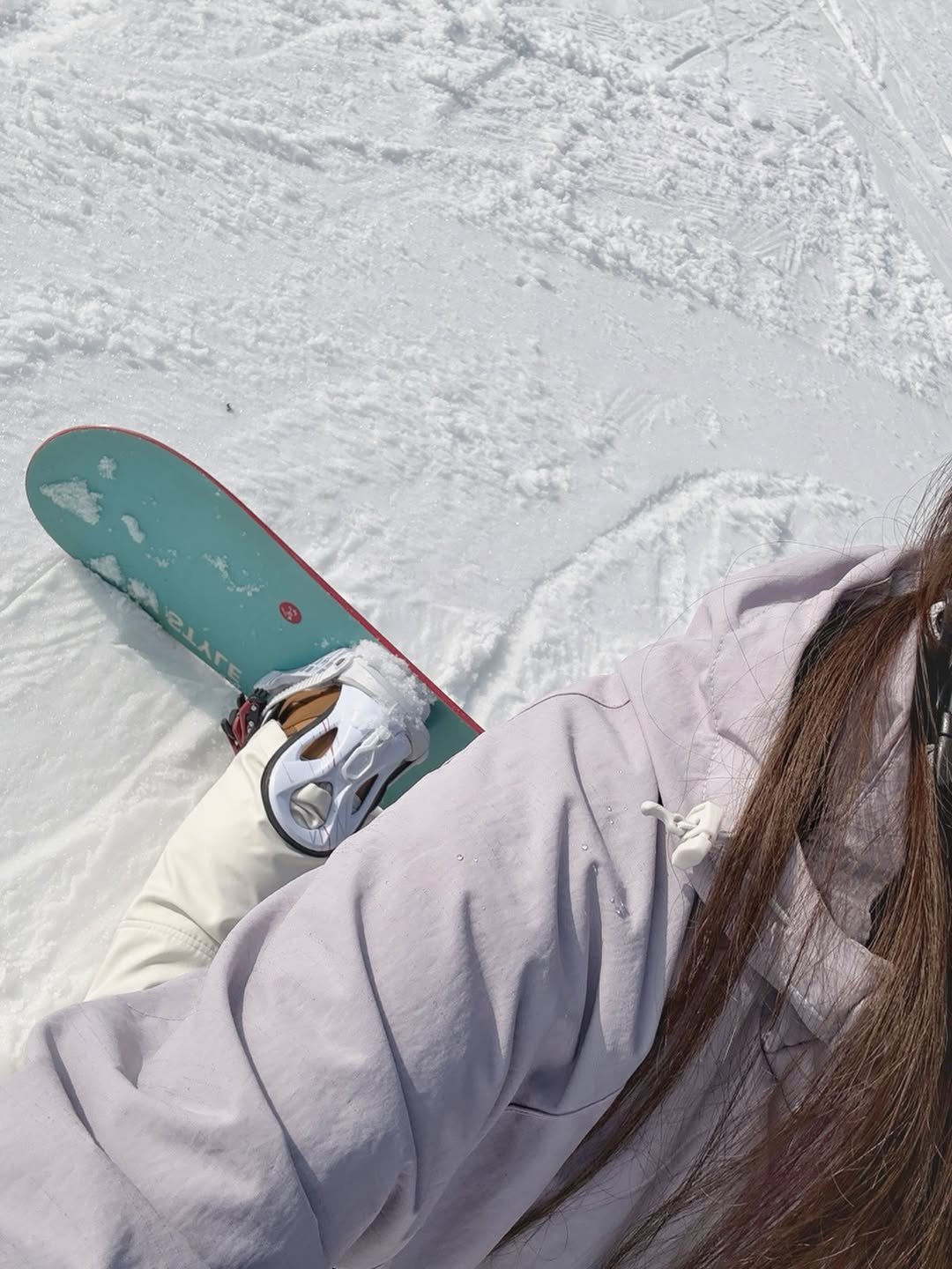 Photo by 설백 on January 17, 2026. May be an image of snowboarding, ski, ski slope and text.