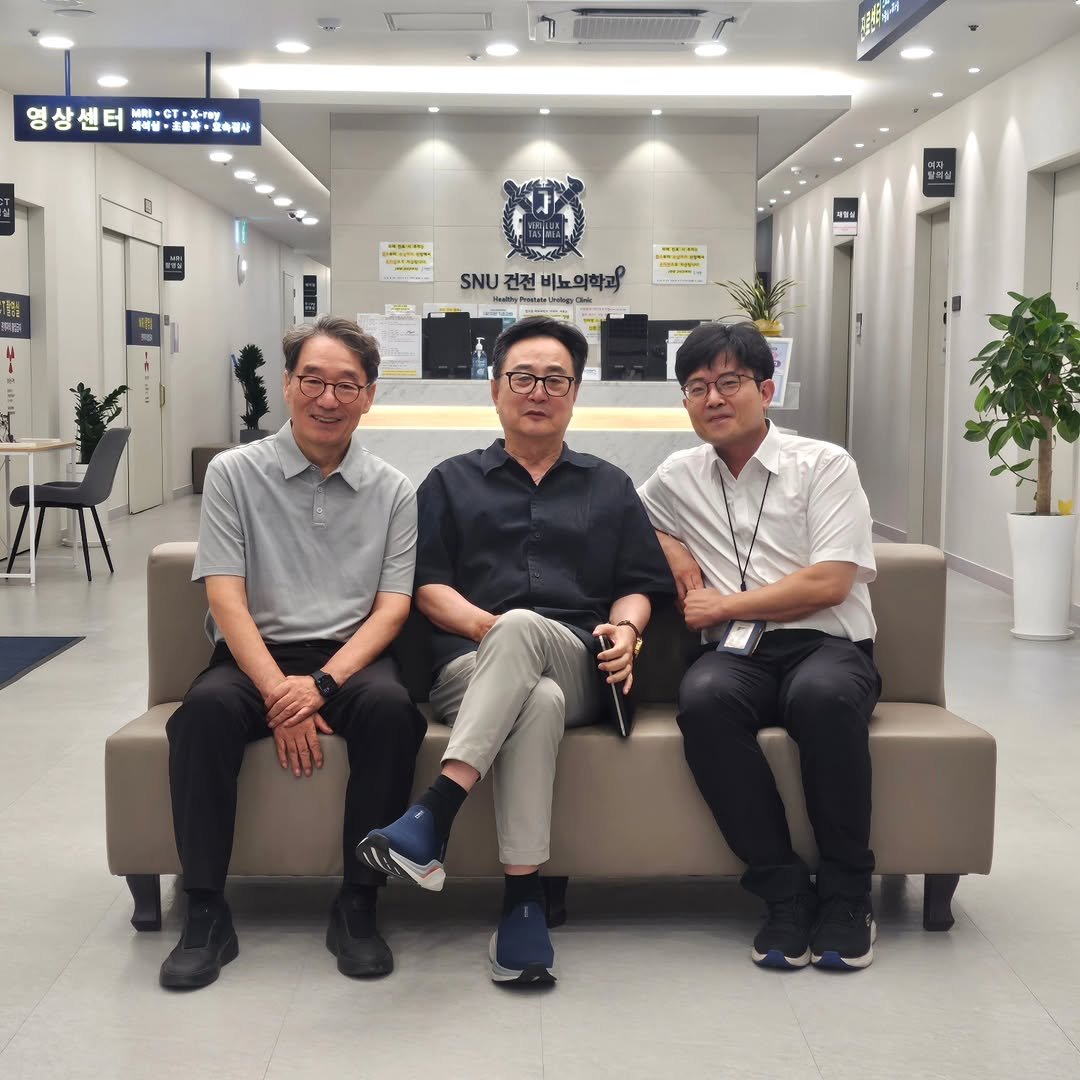 Photo by 전립선 잘 고치는 비뇨기과 의사 on August 07, 2025. May be an image of 3 people, eyeglasses, office, terminal and text.
