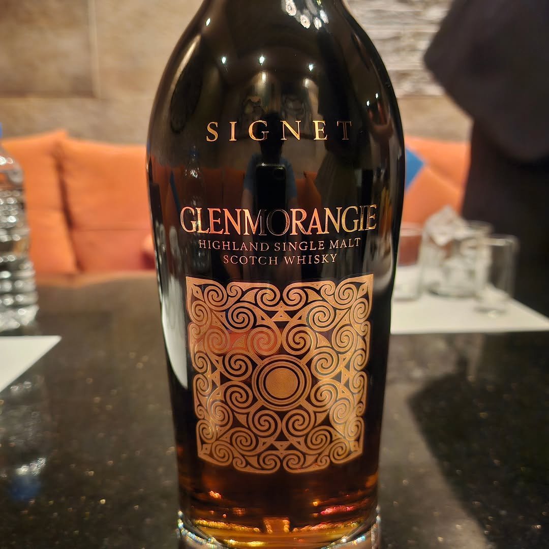 Photo by 전립선 잘 고치는 비뇨기과 의사 on October 24, 2025. May be an image of text that says 'SIGNE NE SIG GLENMORANGIE GLENM DRANGIE HIGHLANDSINGLEMAL! HIGHLANI SINGLEMALI SINGL SCOTCHWHISKY WH ISKY cTCH 加色'.