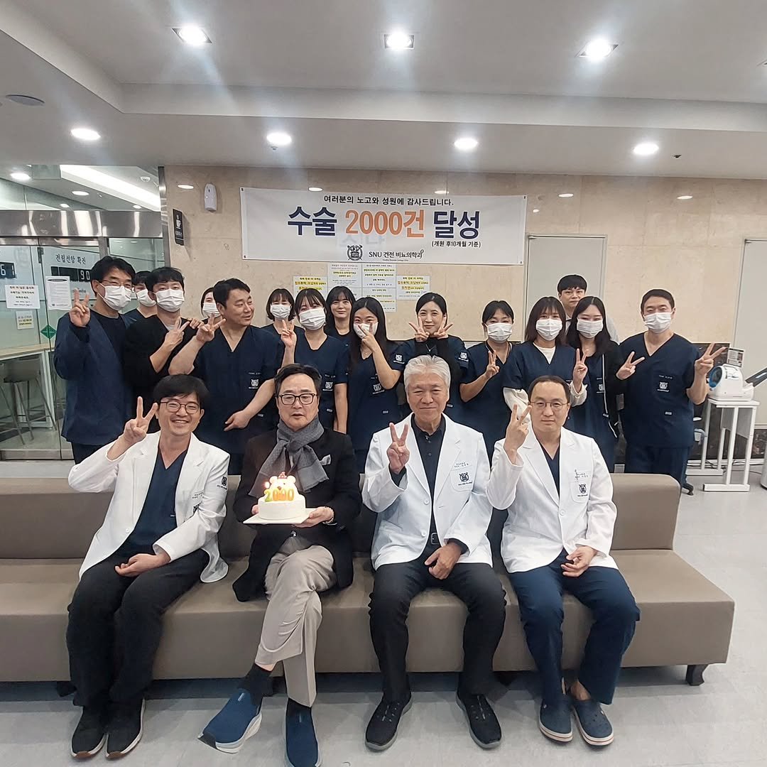 Photo by 전립선 잘 고치는 비뇨기과 의사 on October 29, 2025. May be an image of one or more people, stethoscope, hospital, office and text.