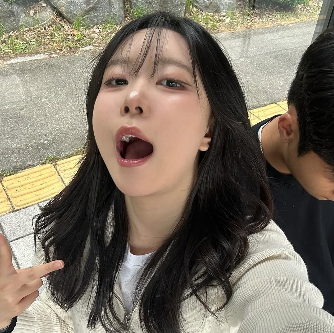 Photo by 송수빈 on May 24, 2025. May be a selfie of one or more people, hair and top.