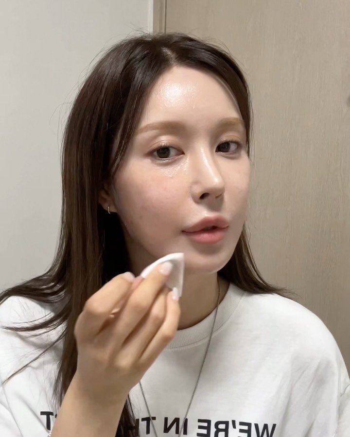 so1jii 게시물 이미지: 보정 하나 없는 날것의 피부 
한달전 피부가 전체적으로 다 뒤집어져서 
착색...