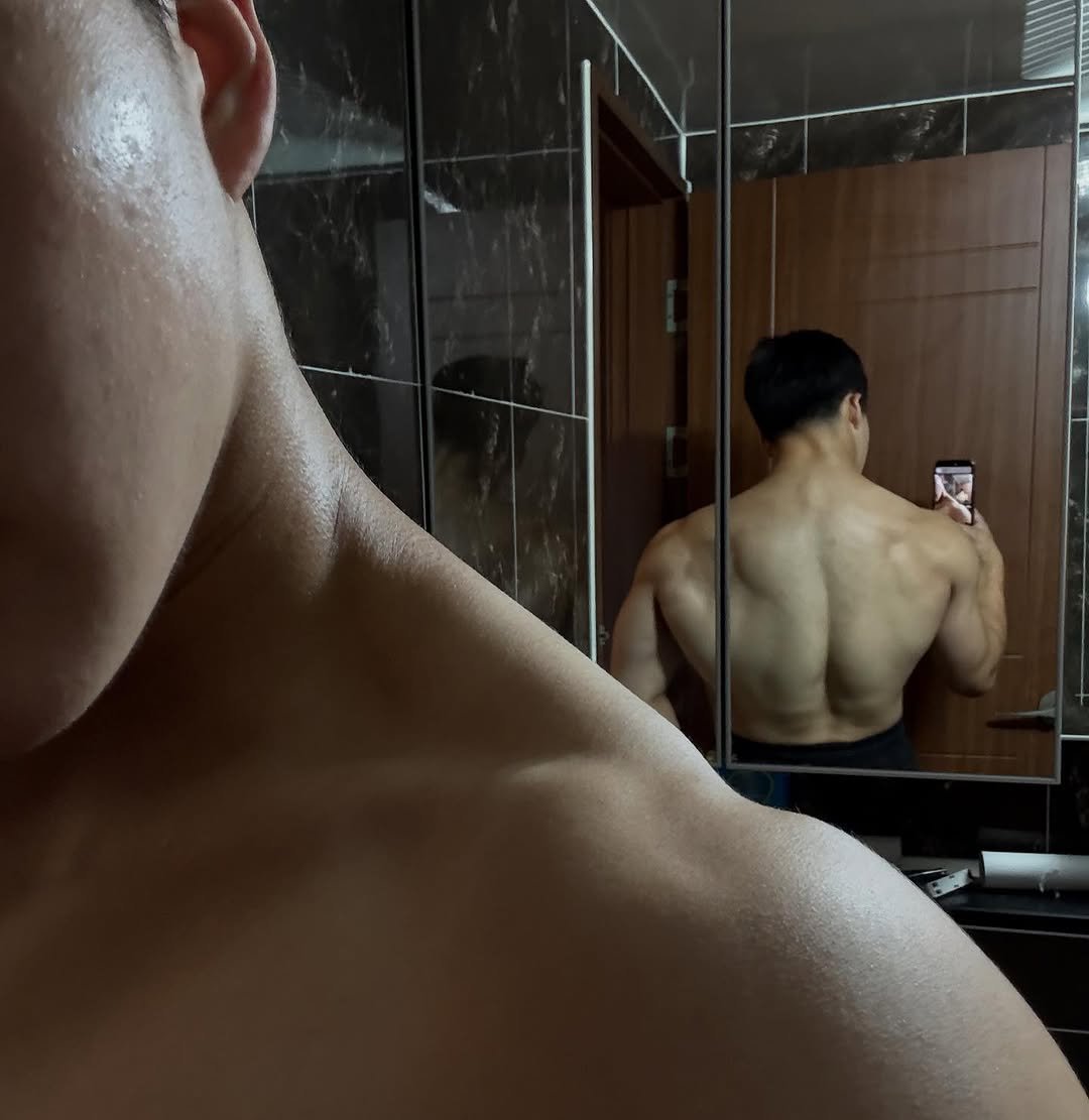 Photo by 소현섭 on September 11, 2025. May be a selfie of 2 people, biceps, people bodybuilding, mirror and text.