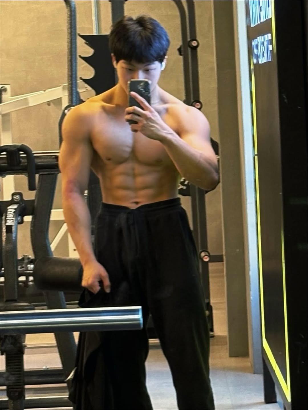 Photo by 소현섭 on November 03, 2025. May be an image of one or more people, biceps, people bodybuilding, sweatpants and text.