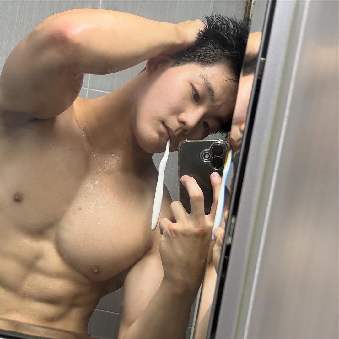 Photo by 소현섭 on September 26, 2025. May be an image of 1 person, biceps, body building and text.