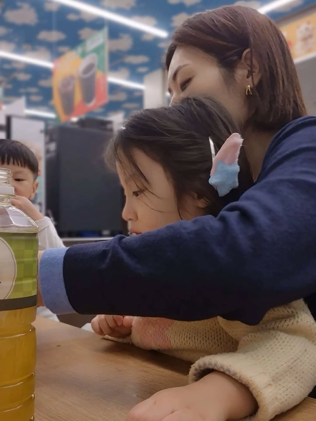 Photo by 소망씨 25년 수제반찬 경희궁찬 아내 on September 25, 2025. May be an image of 2 people, child, drink and text.