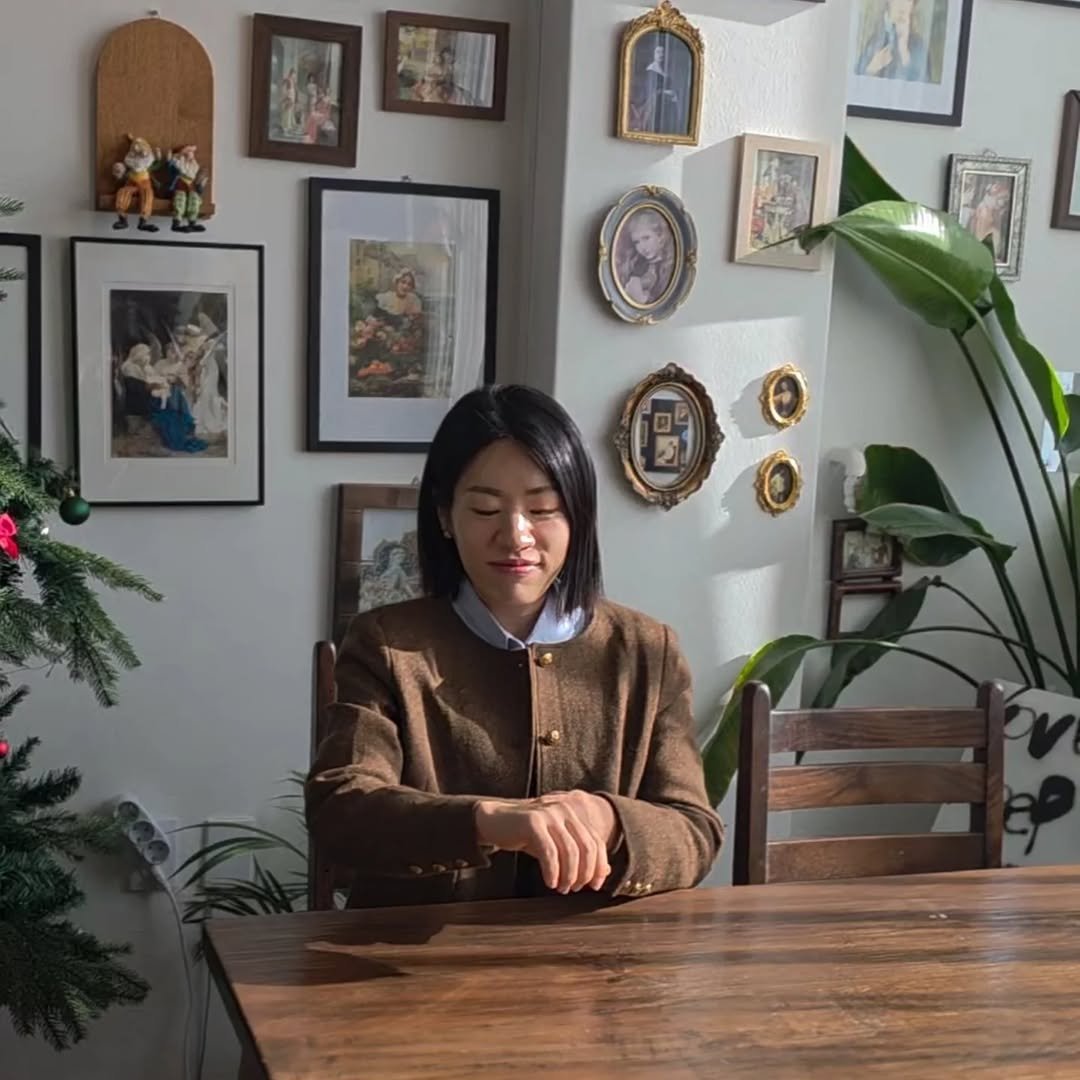 Photo by 소망씨 집밥 걱정 덜고, 당신의 꿈을 세우는 이소망 on December 13, 2025. May be an image of duffle coat, turtleneck, cornflower and text.