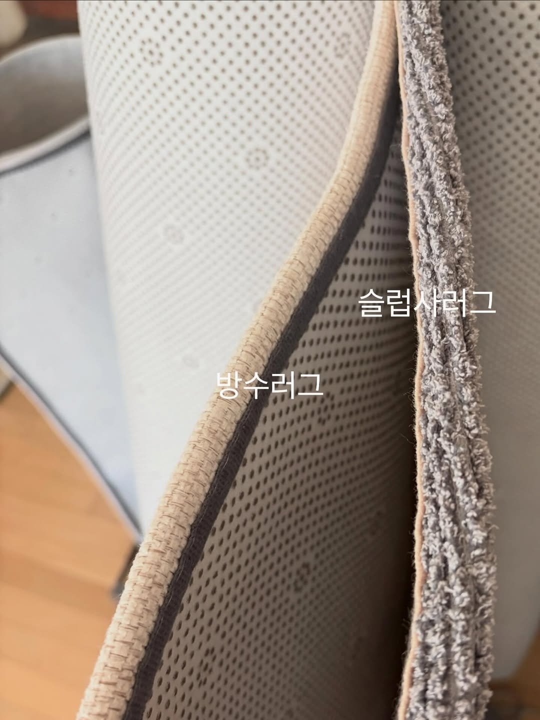 Photo by 소비요정 on January 23, 2026. May be an image of mattress, carpet and text that says '슬럽사러그 러그 슬럽 방수러그'.