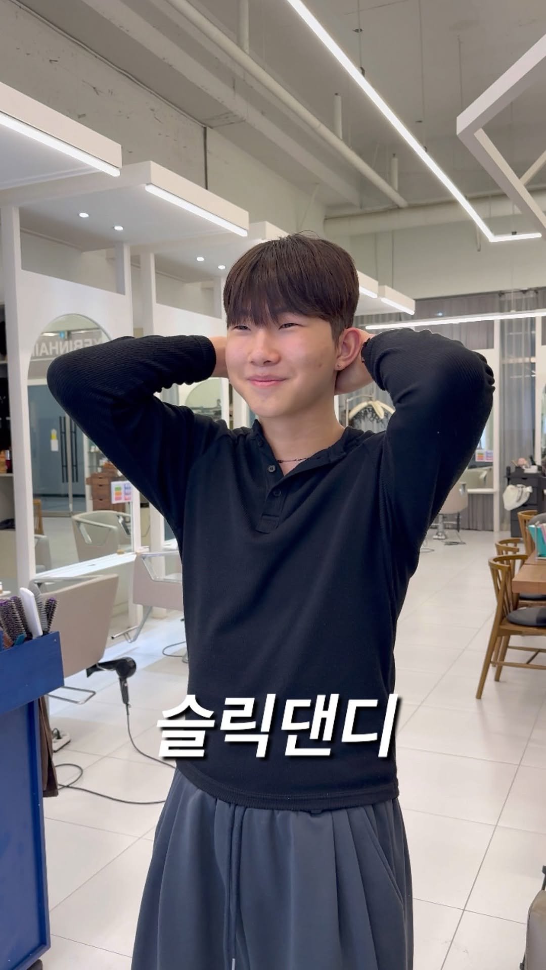 soee_male 게시물 이미지: .
시스루댄디보다 가벼운 슬릭댄디 스타일입니다☺️
원하시는 머리로 모델 신청 받고...