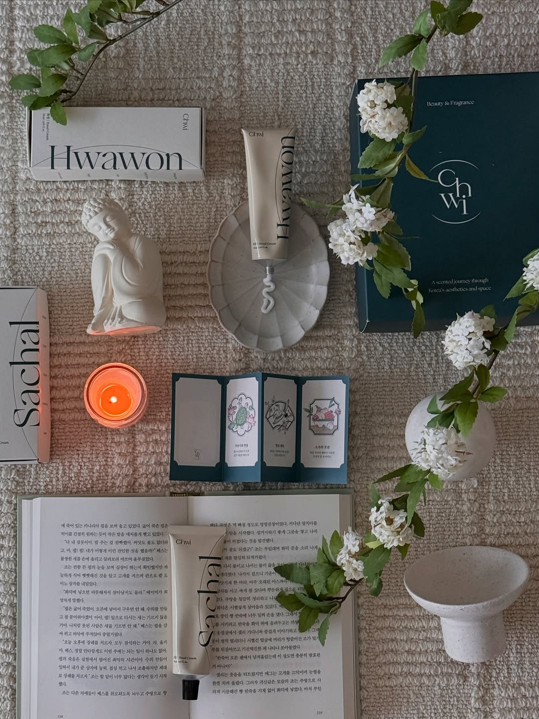 Photo shared by 소곤, 소곤테이블, 홈카페, 홈스타일링, 집꾸미기 on April 21, 2026 tagging @chwi.seoul, and @chwi.global. May be an image of fragrance, perfume, hand cream, candle, bar soap, book, white lily and text.