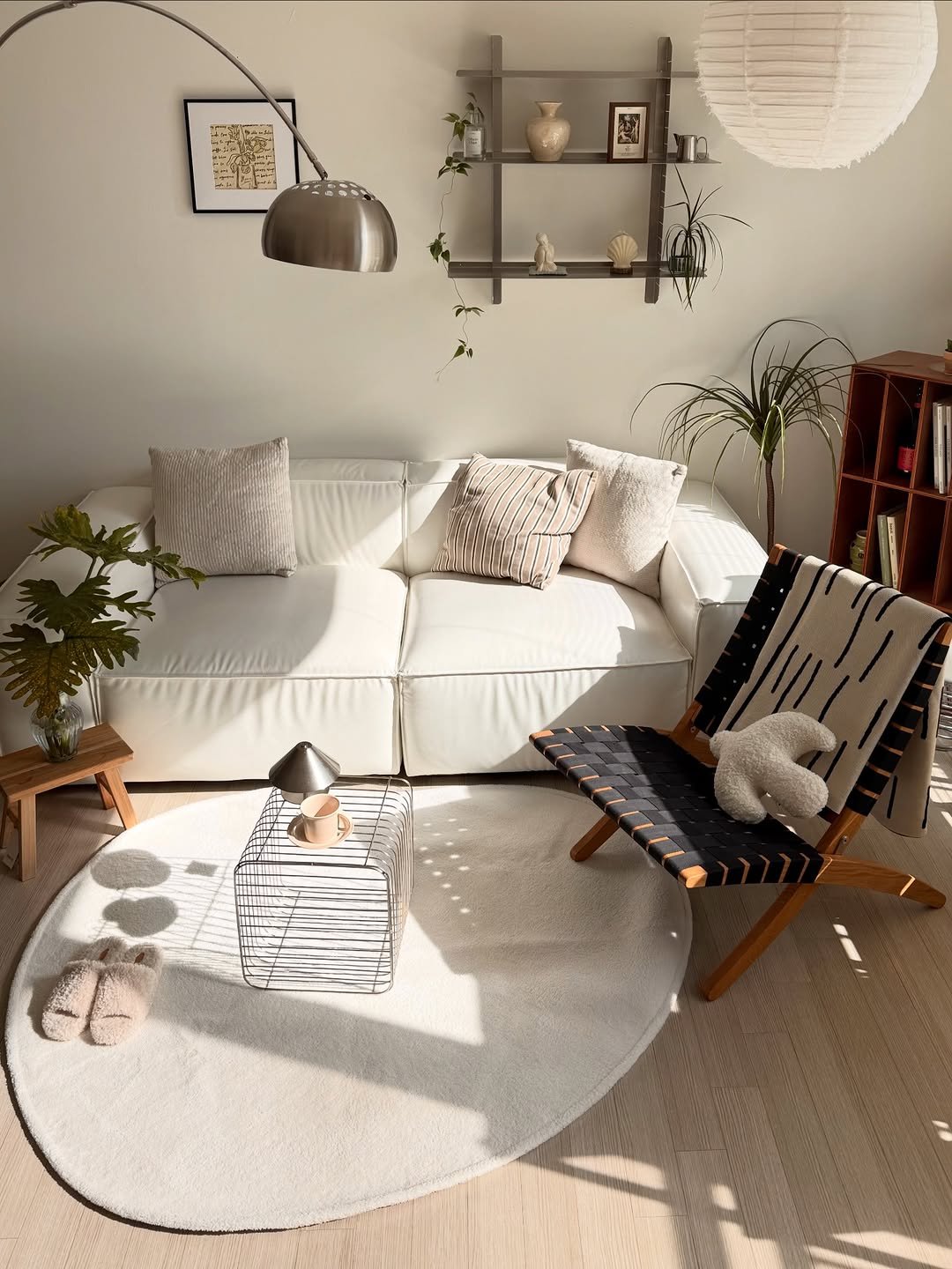 Photo shared by 소곤, 소곤테이블, 홈카페, 홈스타일링, 집꾸미기 on February 09, 2026 tagging @hoydeco_official. May be an image of sofa, house plant, armchair, chaise lounge, living room, indoors and text.