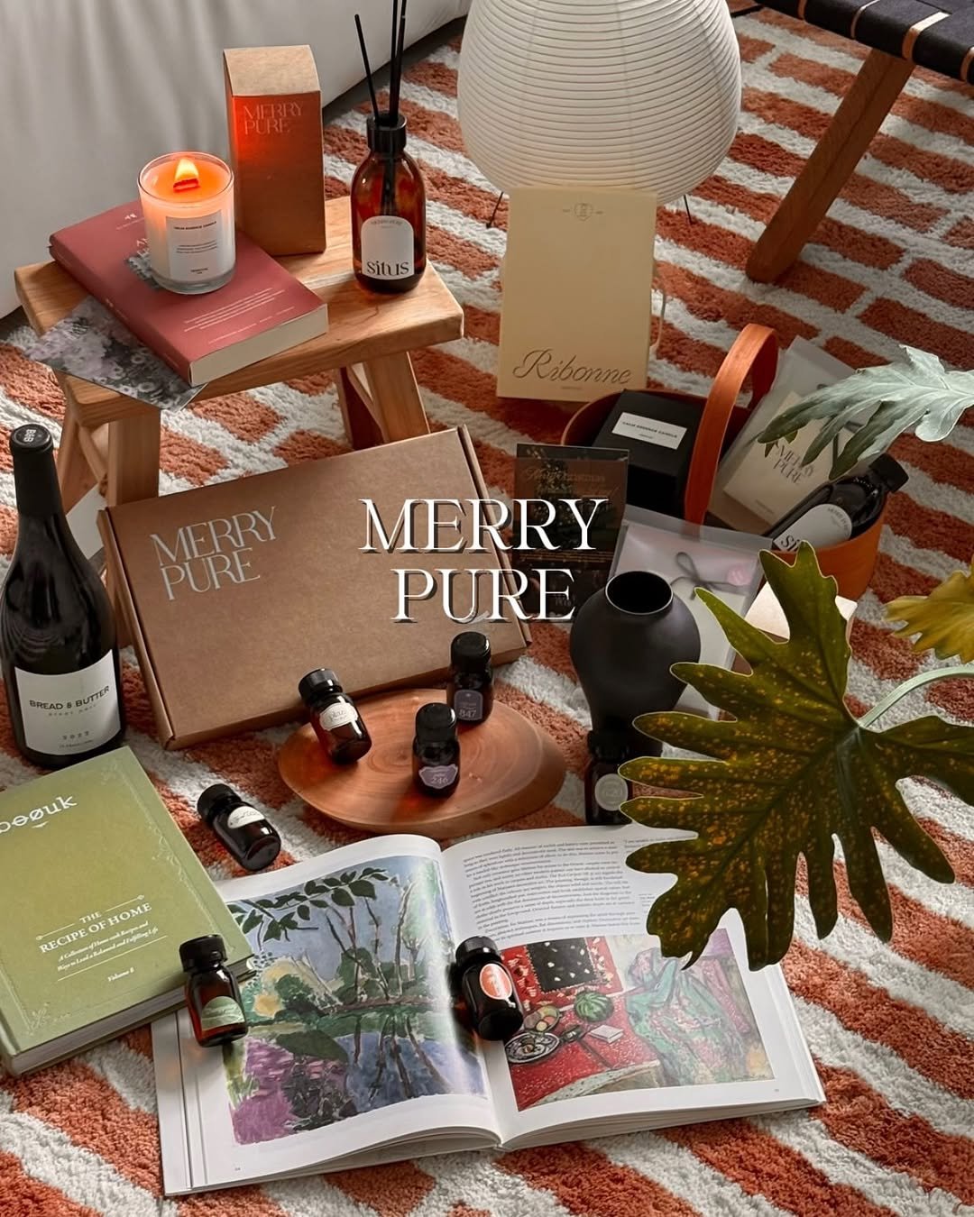 Photo shared by 소곤, 소곤테이블, 홈데코, 홈스타일링, 집꾸미기 on December 27, 2025 tagging @merrypure_official. May be an image of fragrance, book, magazine, candle, hand cream, placemat and text that says 'situs Ea Ribonne MERRY PURE GREAD MERRY PURE лTИ Deouk THE HOME RECIPE'.