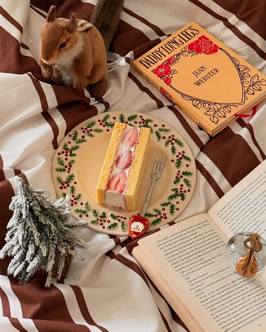 Photo shared by 소곤, 소곤테이블, 홈데코, 홈스타일링, 집꾸미기 on December 21, 2025 tagging @sogontable. May be an image of cake, book, gingerbread cookie and text.