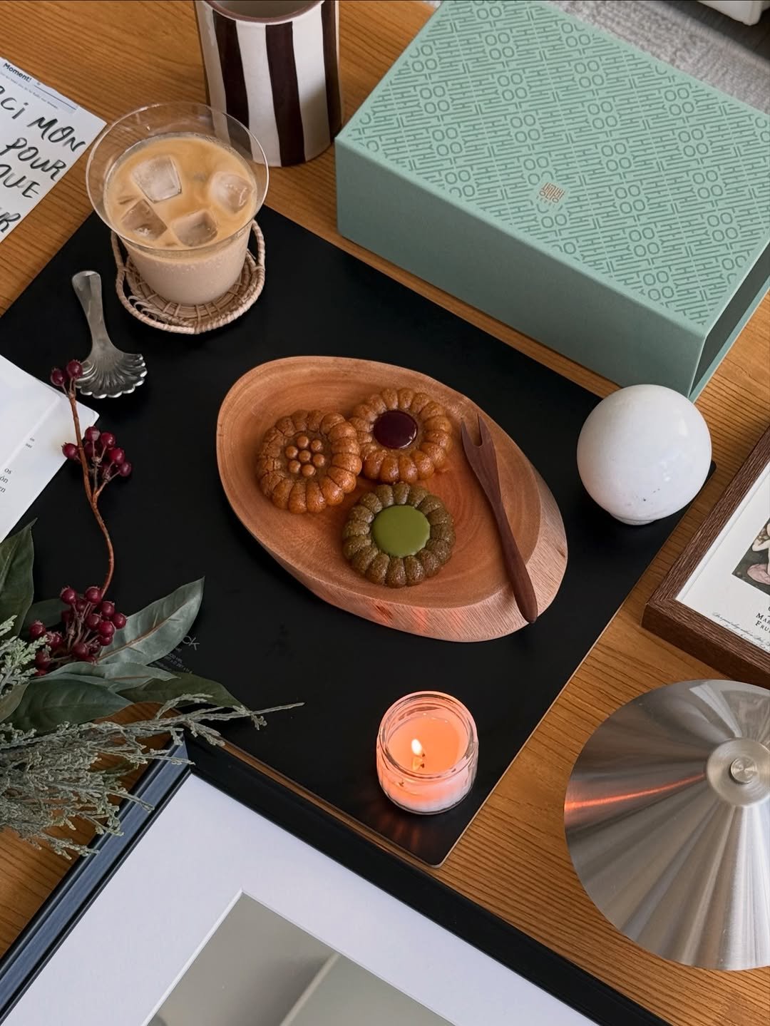 Photo by 소곤, 소곤테이블, 홈카페, 홈스타일링, 집꾸미기 on February 07, 2026. May be an image of tart, kitchenware, placemat, candle and text that says 'Moment: ci QUE POUR MON 20 MA'.