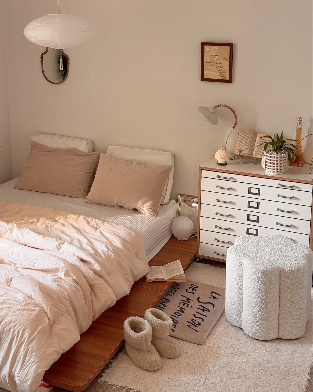 Photo shared by 소곤, 소곤테이블, 홈데코, 홈스타일링, 집꾸미기 on November 15, 2025 tagging @leweekend_official. May be an image of macrame, bed, mattress, carpet, indoors, bedroom and text.