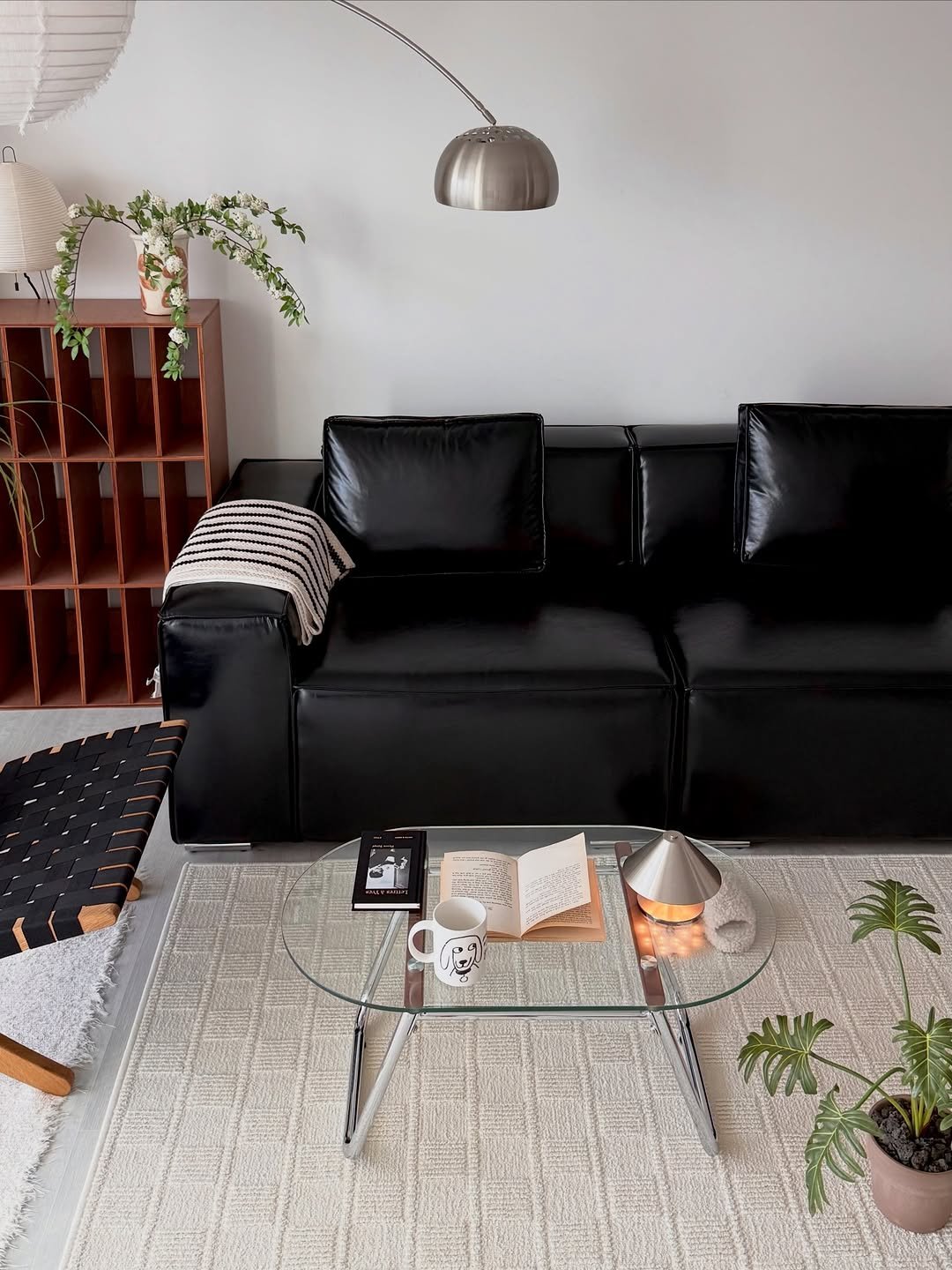 Photo shared by 소곤, 소곤테이블, 홈카페, 홈스타일링, 집꾸미기 on April 27, 2026 tagging @roomnhome. May be an image of house plant, sofa, armchair, chaise lounge, living room, indoors and text.