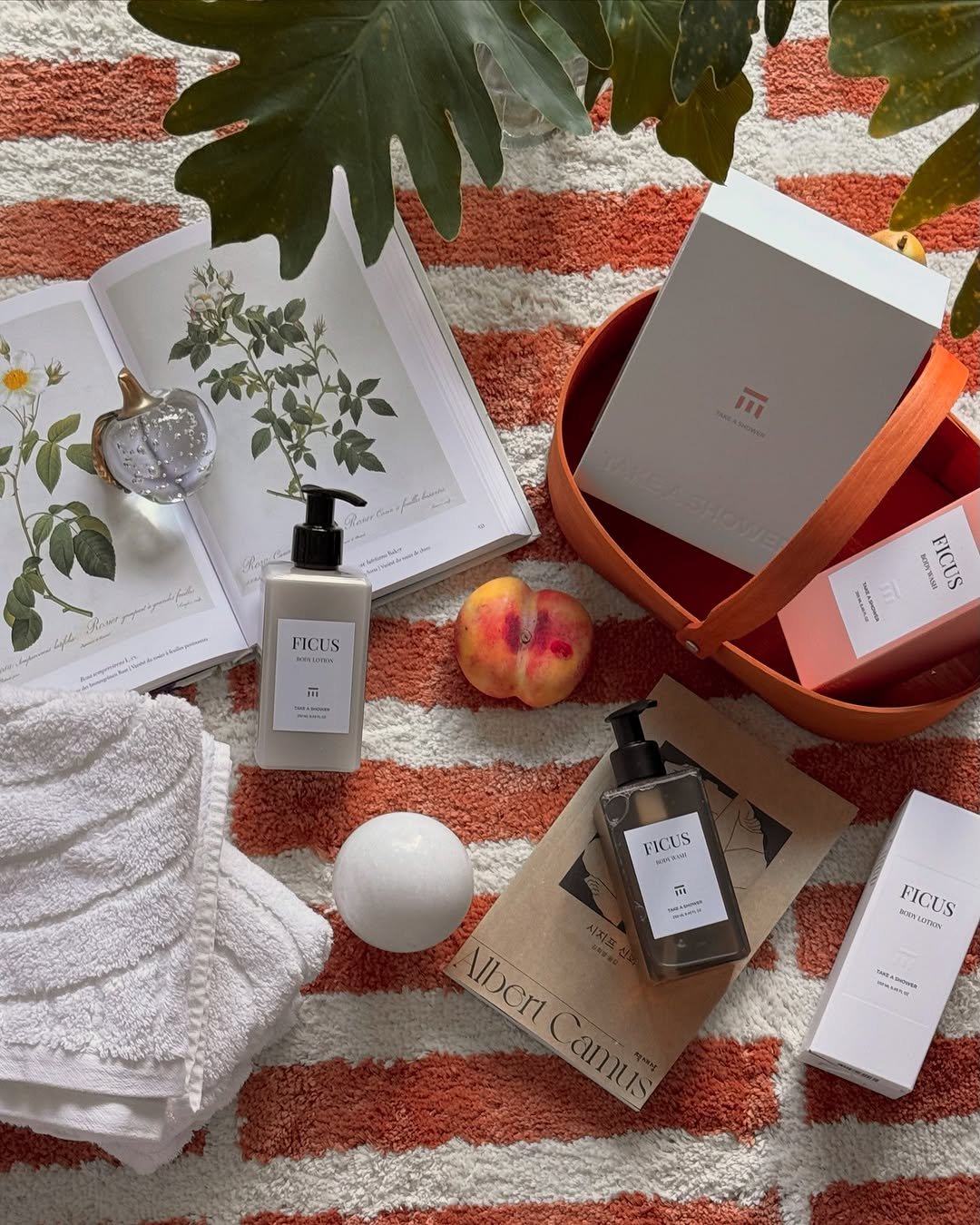 Photo shared by 소곤, 소곤테이블, 홈데코, 홈스타일링, 집꾸미기 on November 14, 2025 tagging @takeashower_official. May be an image of towel, fragrance, sink, bathmat, placemat, hand cream, perfume, hamper, bar soap and text.