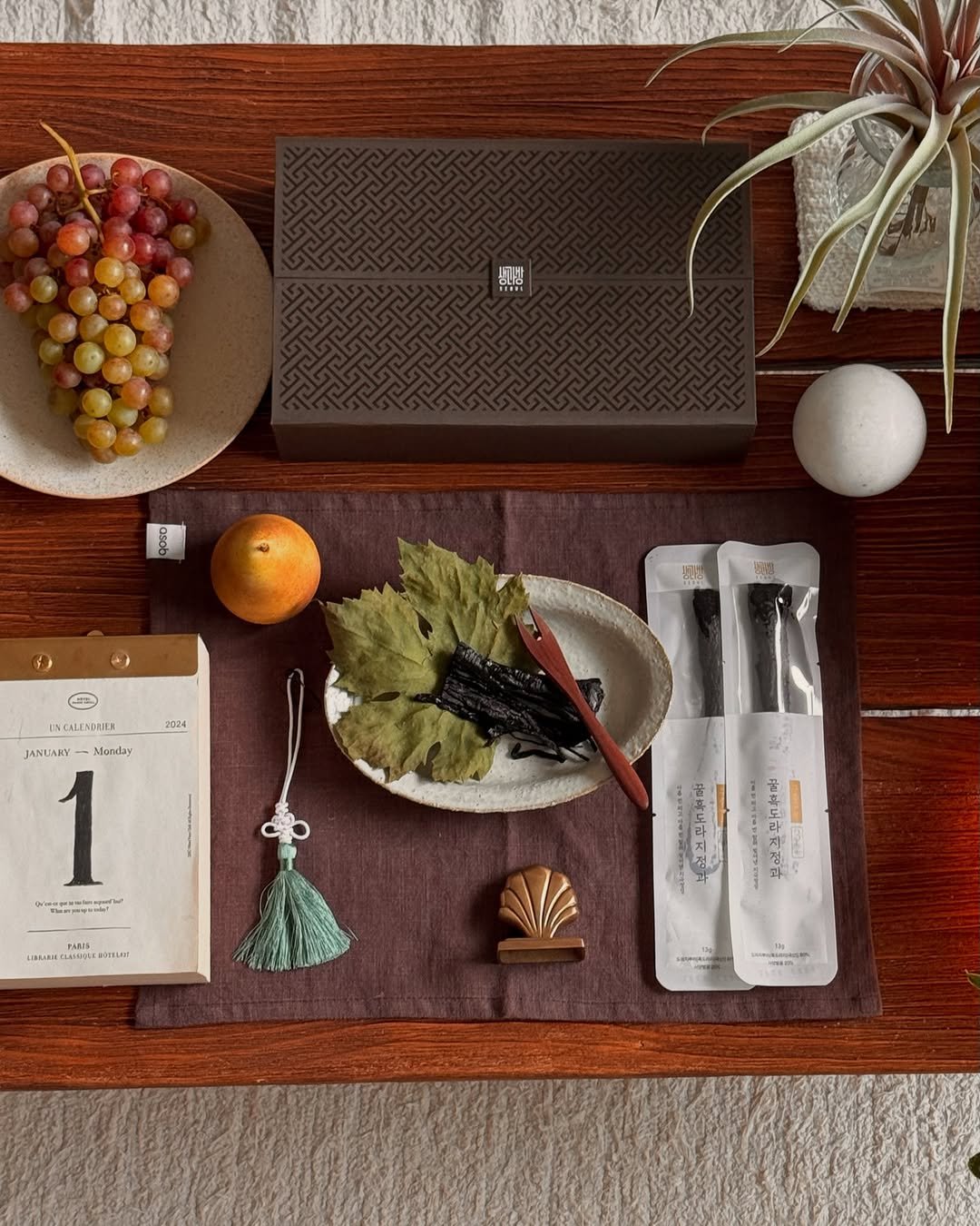 Photo shared by 소곤, 소곤테이블, 홈데코, 홈스타일링, 집꾸미기 on August 12, 2025 tagging @saenggwabang.seoul. May be an image of placemat, hand cream and text.