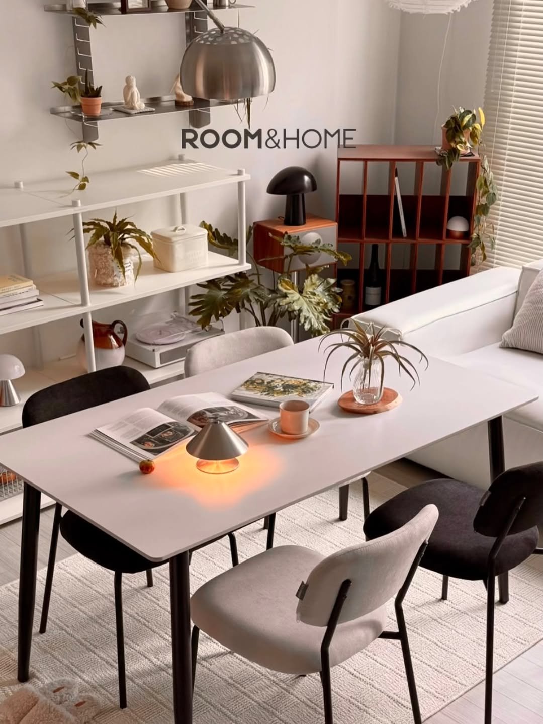 Photo shared by 소곤, 소곤테이블, 홈카페, 홈스타일링, 집꾸미기 on February 11, 2026 tagging @roomnhome. May be an image of table, kitchen table, armchair, dining table, desk, living room, indoors and text.