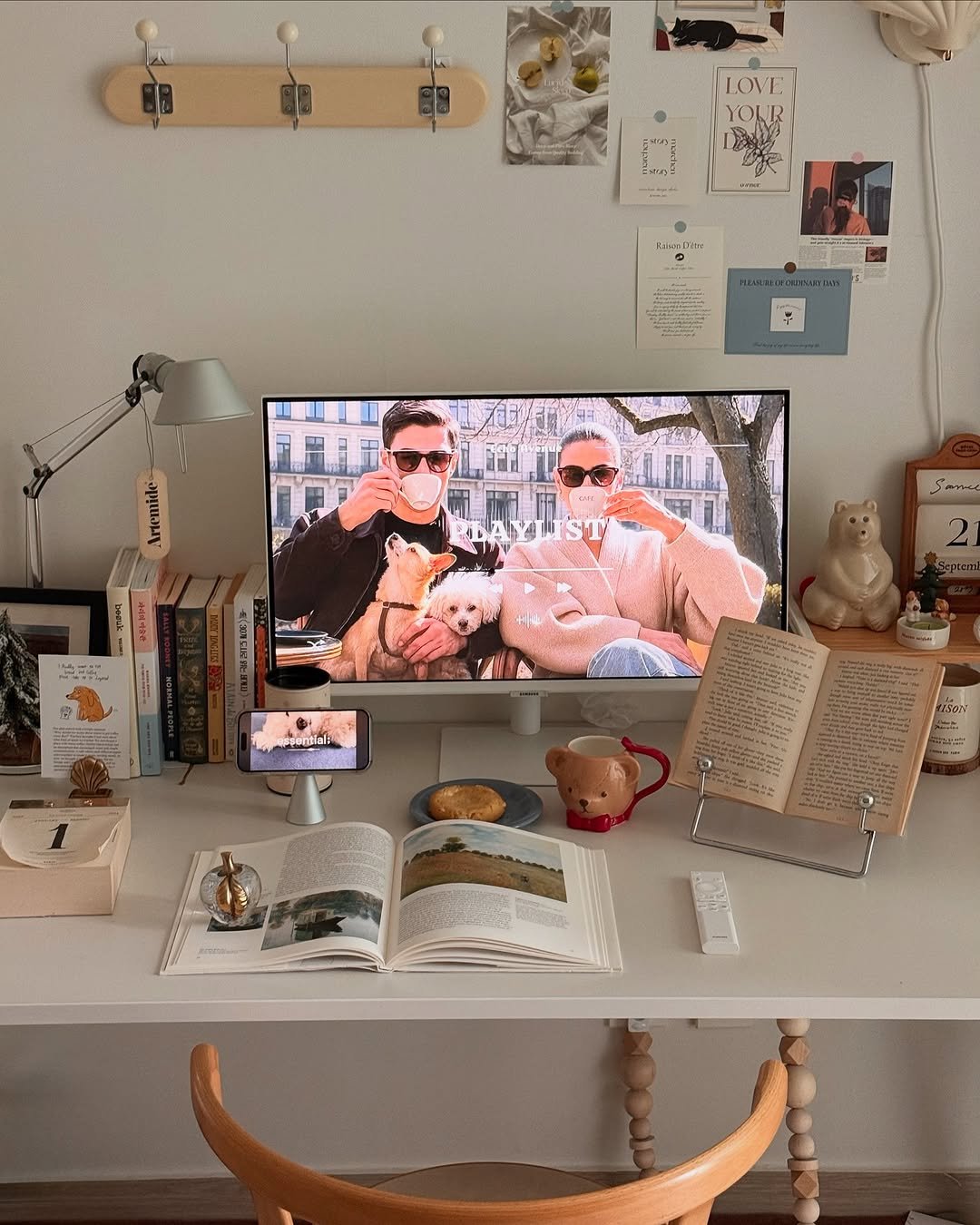 Photo shared by 소곤, 소곤테이블, 홈데코, 홈스타일링, 집꾸미기 on November 07, 2025 tagging @lyckatill._.official. May be an image of television, bureau, desk, book and text.