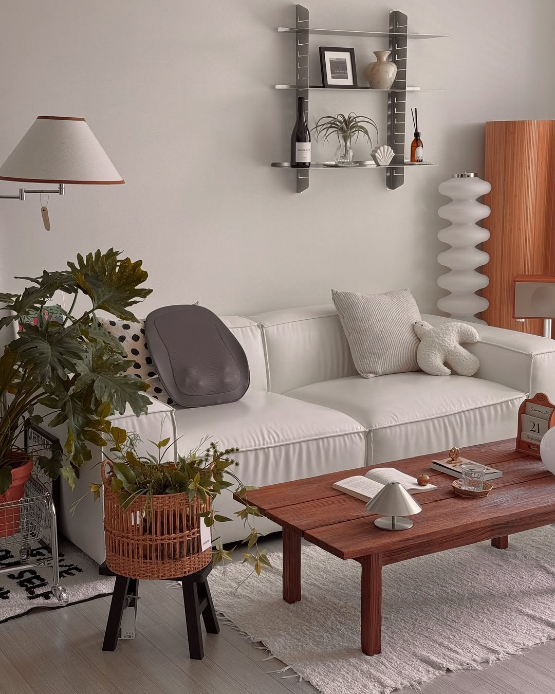 Photo by 소곤, 소곤테이블, 홈데코, 홈스타일링, 집꾸미기 on August 07, 2025. May be an image of sofa, armchair, chaise lounge, rack, living room, indoors and text.