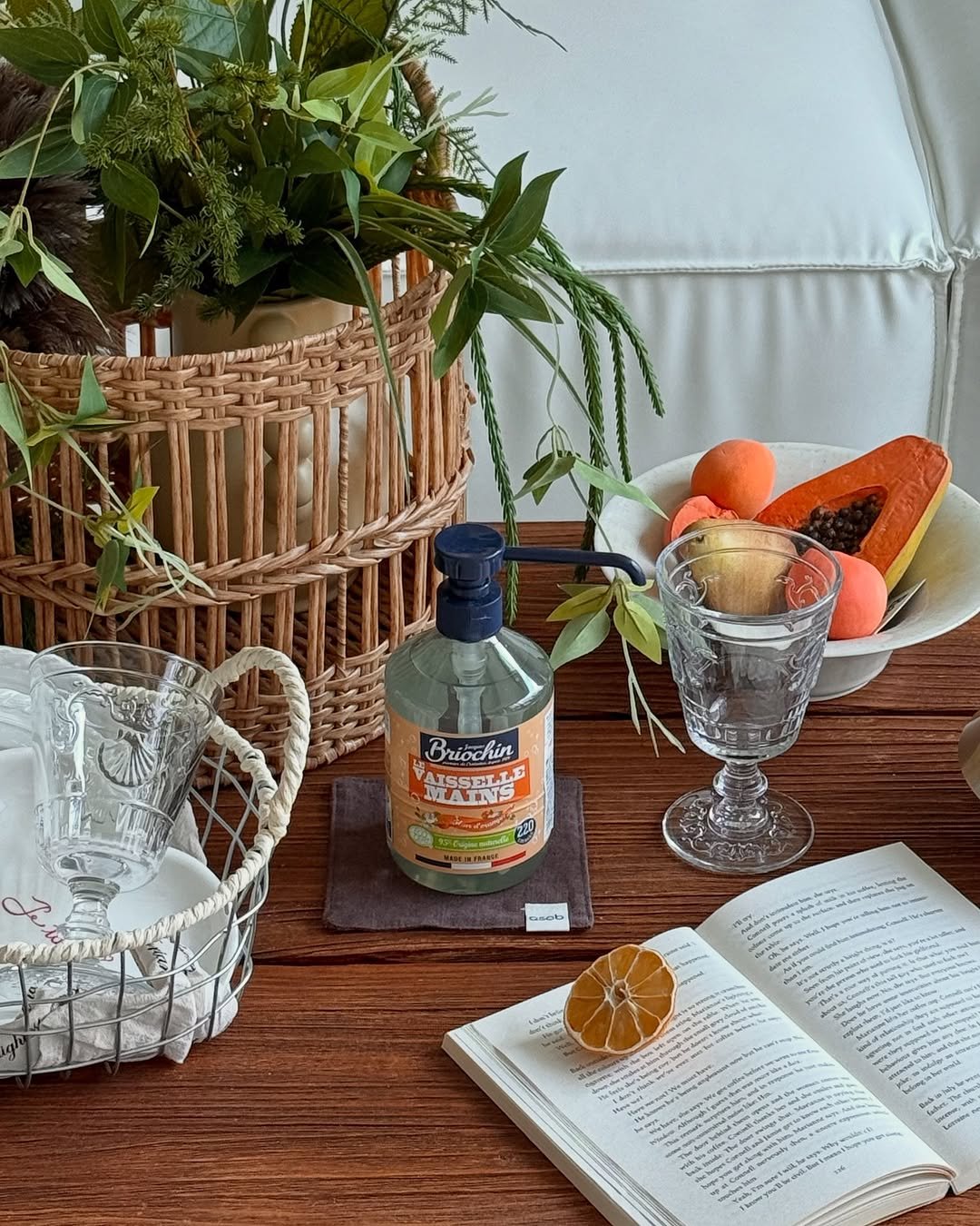 Photo shared by 소곤, 소곤테이블, 홈데코, 홈스타일링, 집꾸미기 on August 06, 2025 tagging @briochin_korea. May be an image of sink, condiment and text.