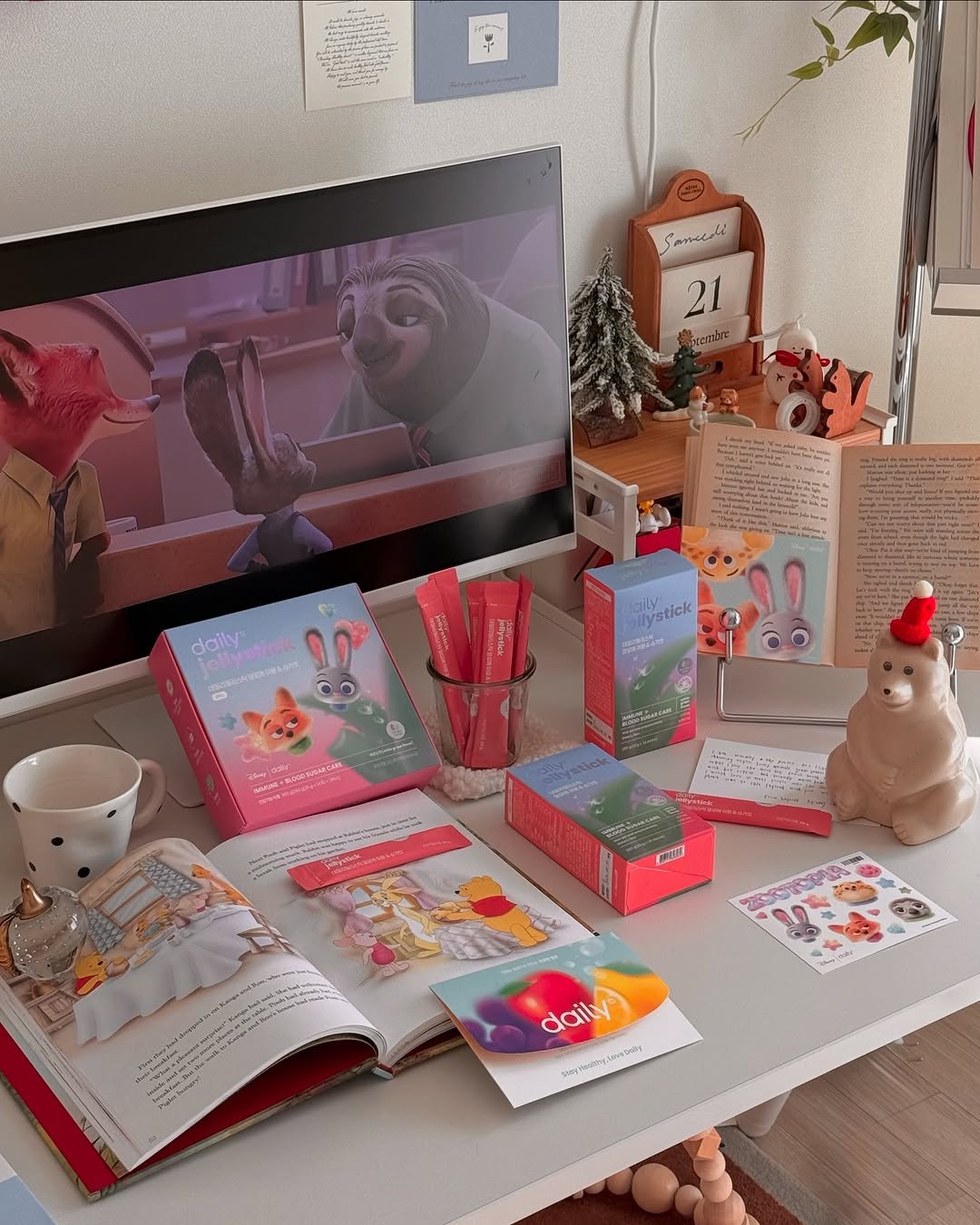 Photo shared by 소곤, 소곤테이블, 홈데코, 홈스타일링, 집꾸미기 on November 11, 2025 tagging @the.daily.official. May be an image of slow loris, clipboard, tablet, desk, calendar, book and text.