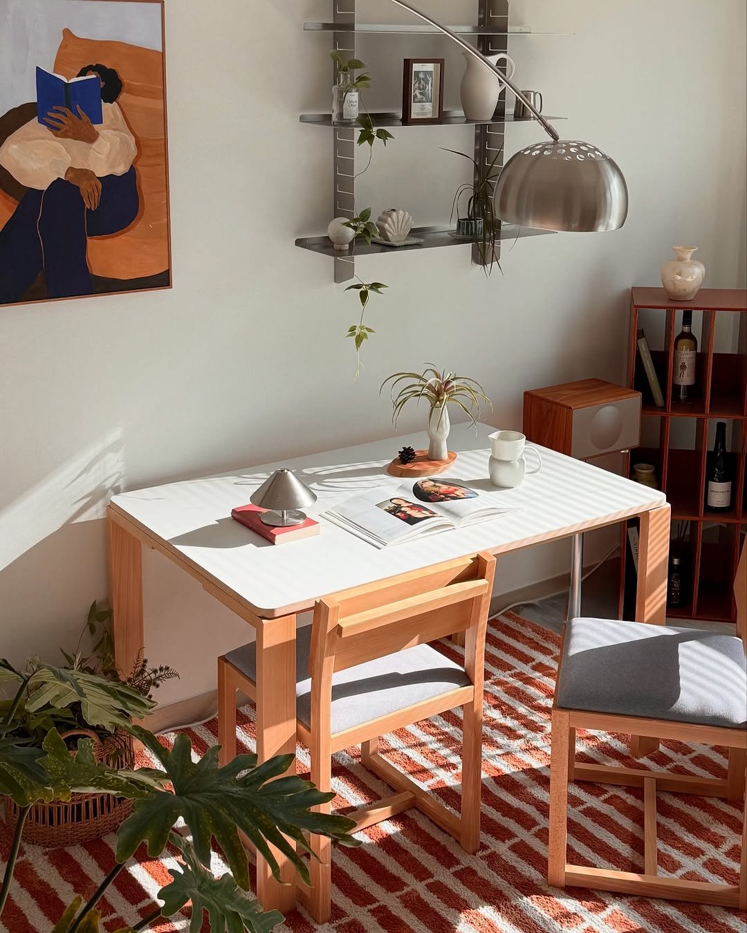 Photo shared by 소곤, 소곤테이블, 홈데코, 홈스타일링, 집꾸미기 on December 25, 2025 tagging @leweekend_official. May be an image of table, rack, dining table, desk, kitchen table, indoors and text.