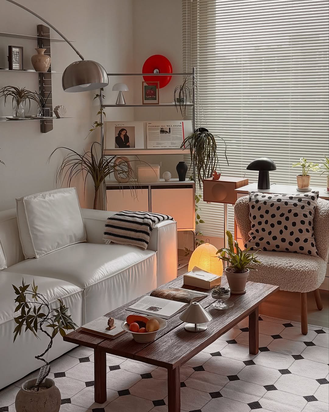 Photo shared by 소곤, 소곤테이블, 홈데코, 홈스타일링, 집꾸미기 on September 24, 2025 tagging @sogontable. May be an image of 1 person, sofa, curtains, chaise lounge, armchair, living room, indoors and text.