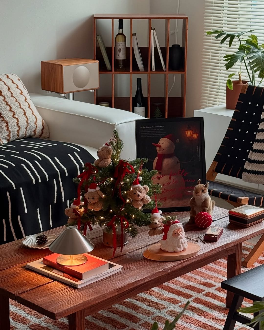 Photo shared by 소곤, 소곤테이블, 홈데코, 홈스타일링, 집꾸미기 on December 25, 2025 tagging @sogontable, and @luxiai_xmas. May be an image of futon and text.