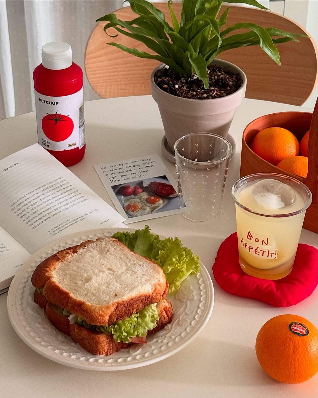 Photo shared by 소곤, 소곤테이블, 홈데코, 홈스타일링, 집꾸미기 on September 21, 2025 tagging @sogontable. May be an image of club sandwich, chicken sandwich, juice, toast, grapefruit and text.