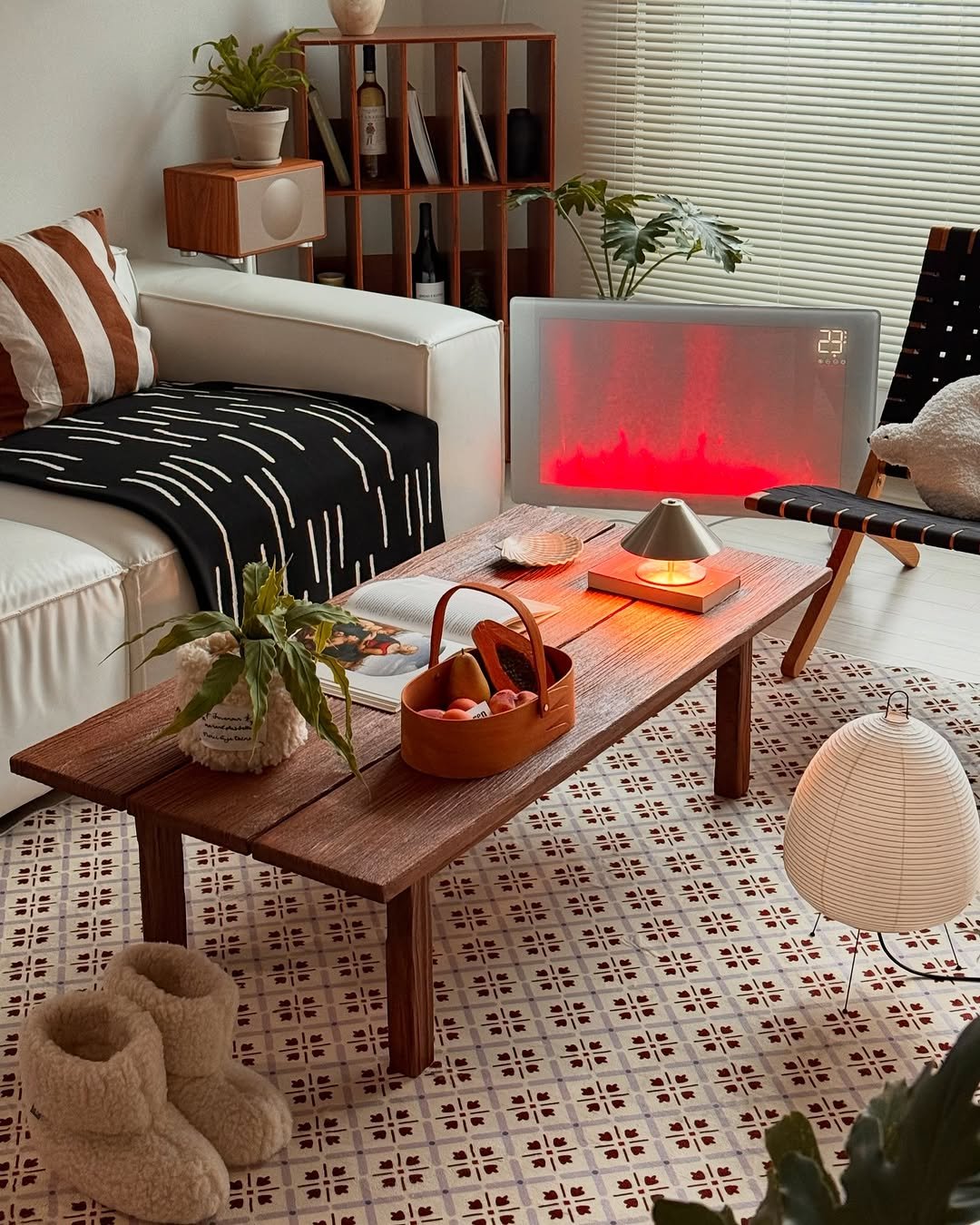 Photo shared by 소곤, 소곤테이블, 홈데코, 홈스타일링, 집꾸미기 on December 16, 2025 tagging @nomia_rug. May be an image of armchair, carpet, fireplace, living room, indoors and text.