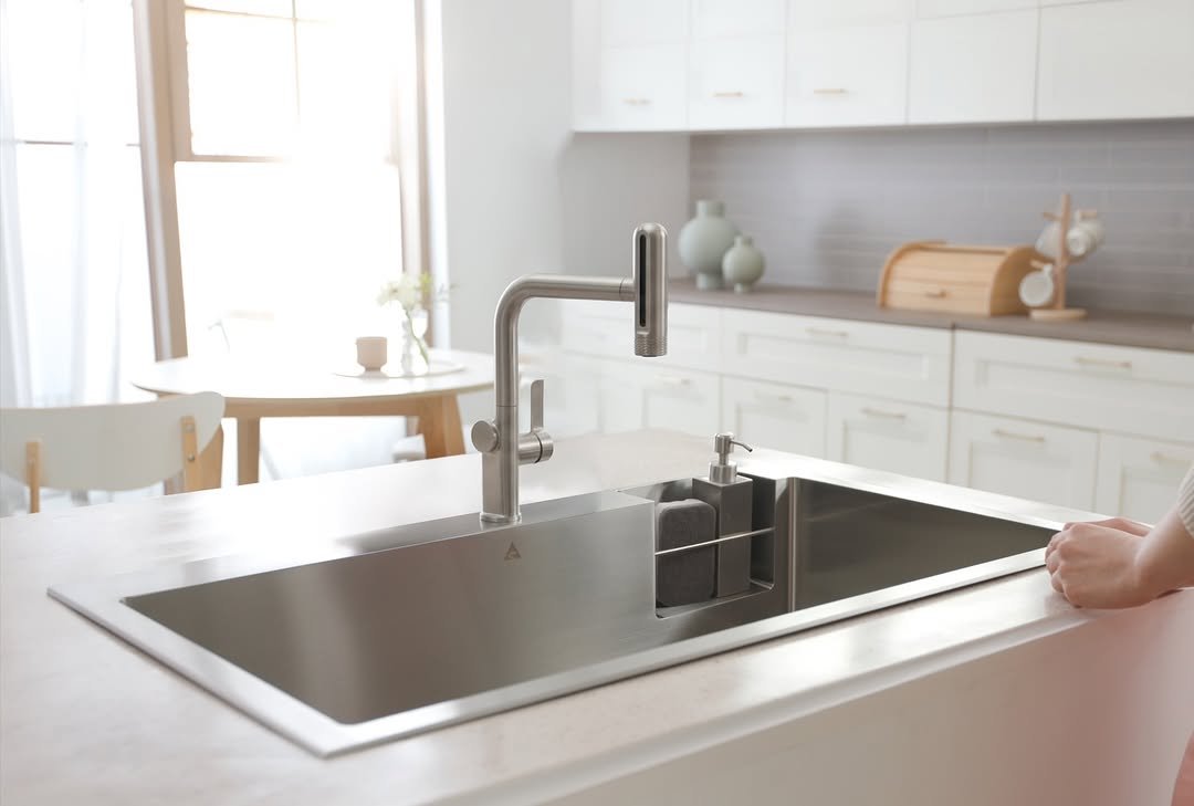 Photo shared by 소곤, 소곤테이블, 홈카페, 홈스타일링, 집꾸미기 on April 24, 2026 tagging @lottehomeshopping, and @artisan_sink_official. May be an image of countertop, sink, faucet, kitchenware, water filter, dishwasher, kitchen and text.