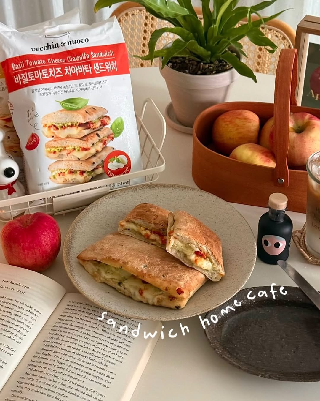 Photo shared by 소곤, 소곤테이블, 홈데코, 홈스타일링, 집꾸미기 on September 23, 2025 tagging @tasty_shinsegaefood. May be an image of baguette, apple, club sandwich, turnover and text.