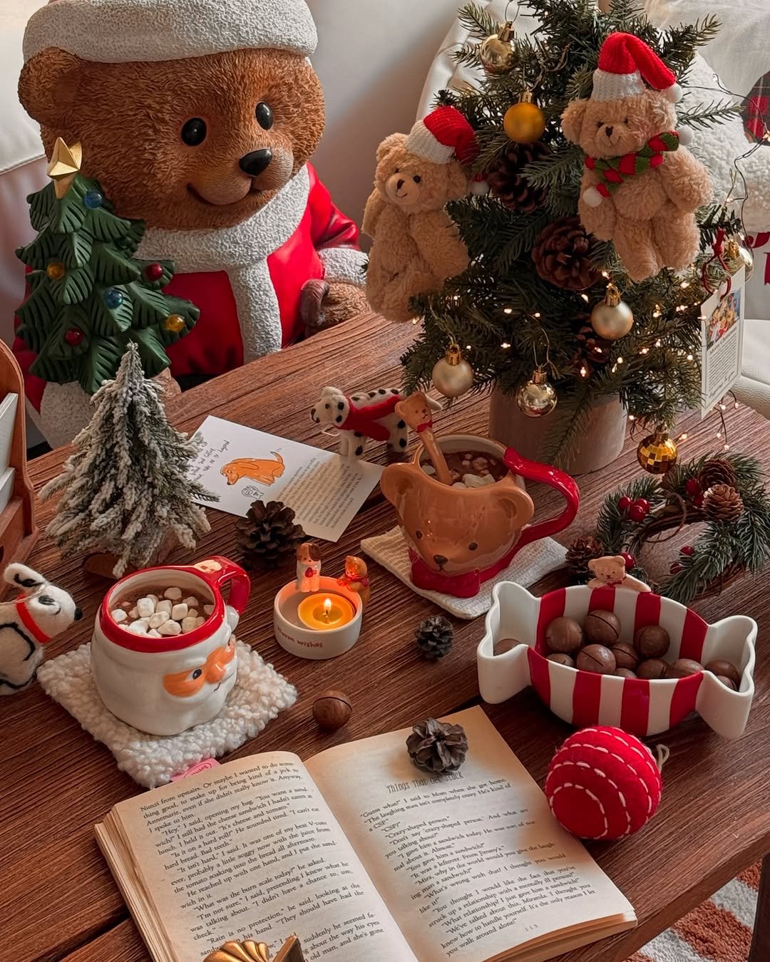 Photo shared by 소곤, 소곤테이블, 홈데코, 홈스타일링, 집꾸미기 on November 08, 2025 tagging @modernhouse_korea, and @modernhouse_gangnam. May be an image of bear, gingerbread cookie, christmas tree, snowman and text.