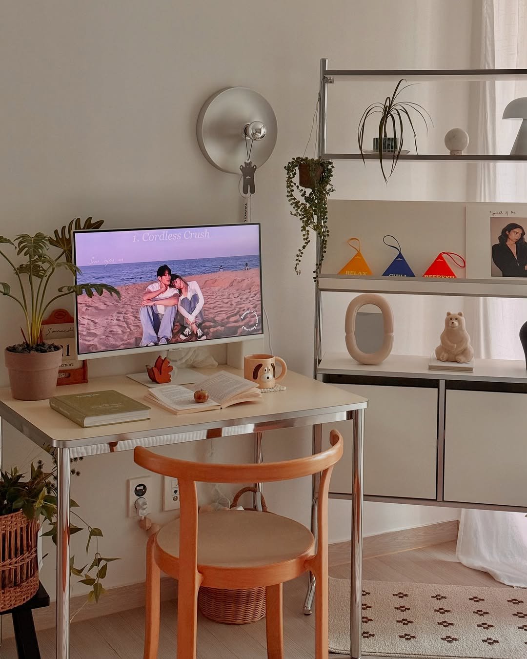 Photo shared by 소곤, 소곤테이블, 홈데코, 홈스타일링, 집꾸미기 on August 09, 2025 tagging @collinslife_co. May be an image of 2 people, television, credenza, bureau, house plant, desk, screen, armchair, rack, living room, indoors, office and text.