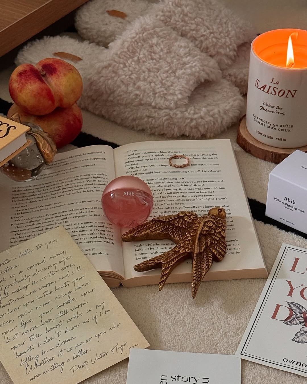Photo shared by 소곤, 소곤테이블, 홈데코, 홈스타일링, 집꾸미기 on September 26, 2025 tagging @abib.official. May be an image of ‎perfume, candle, book, hand cream, paper weight and ‎text that says '‎SAISOL La 2m L'edesr Des BommRmoH LOUENs Abib PORN Abib meank alumg rebor for Letter anog, concepus tao AHbl ฉาบ) heat, အထတ the rising opaR they still sobbs in σy שרסמ-א thin don dreat, me "רה yTu ho heart it letter fictor Huge writing Porsti L Y ا story ovine‎'‎‎.