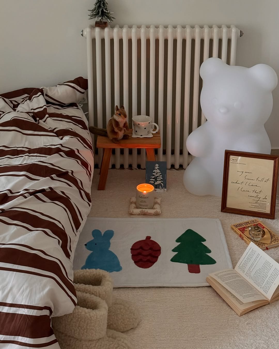 Photo shared by 소곤, 소곤테이블, 홈데코, 홈스타일링, 집꾸미기 on December 17, 2025 tagging @licohouse_korea. May be an image of baby bed, mattress, carpet, pinecone, bedroom and text.