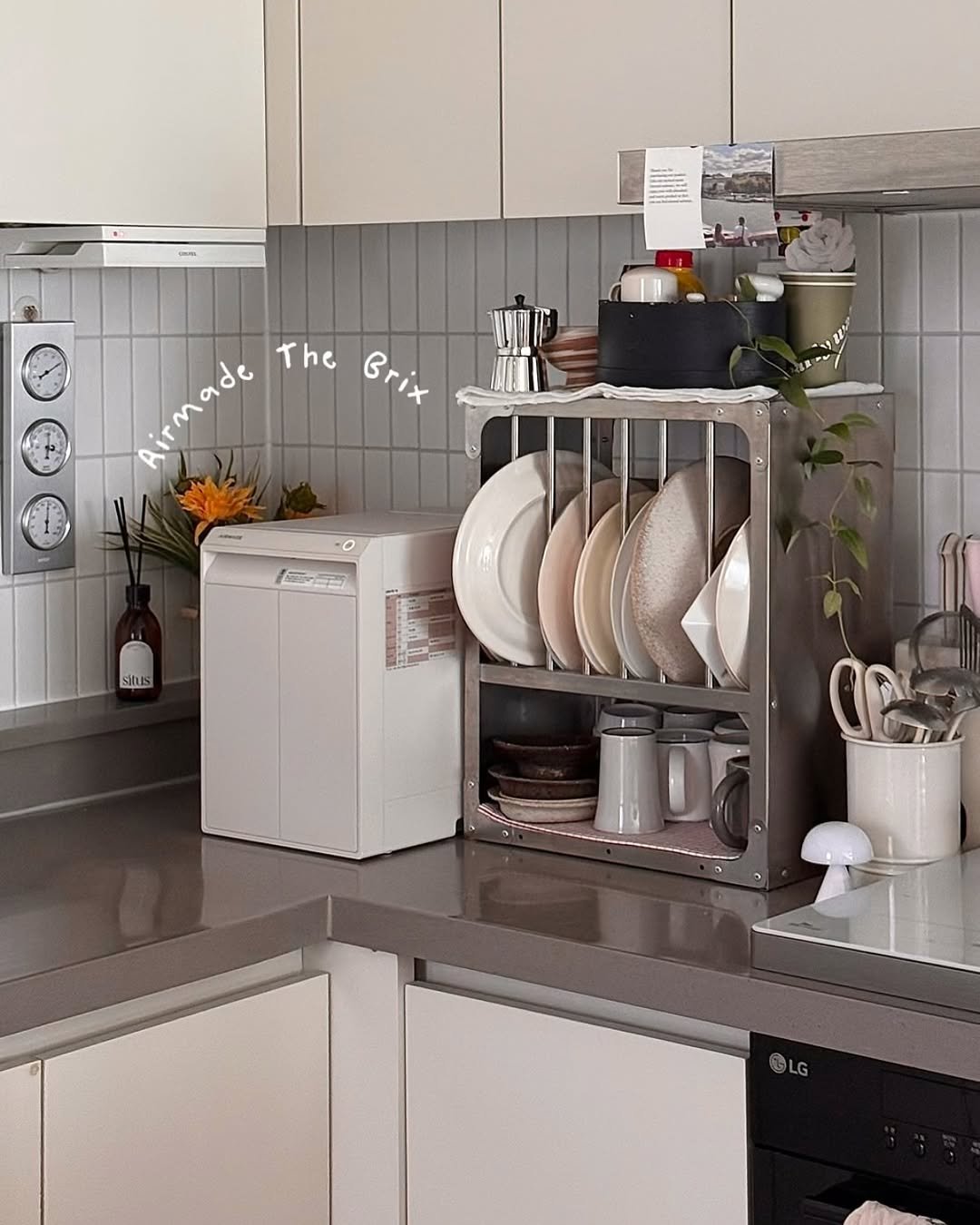 Photo shared by 소곤, 소곤테이블, 홈데코, 홈스타일링, 집꾸미기 on September 22, 2025 tagging @airmade_official. May be an image of plate rack, dishwasher, rack, cooker, sink, countertop, kitchen and text that says 'Airmade Aminde The heerix sthes ©LG'.