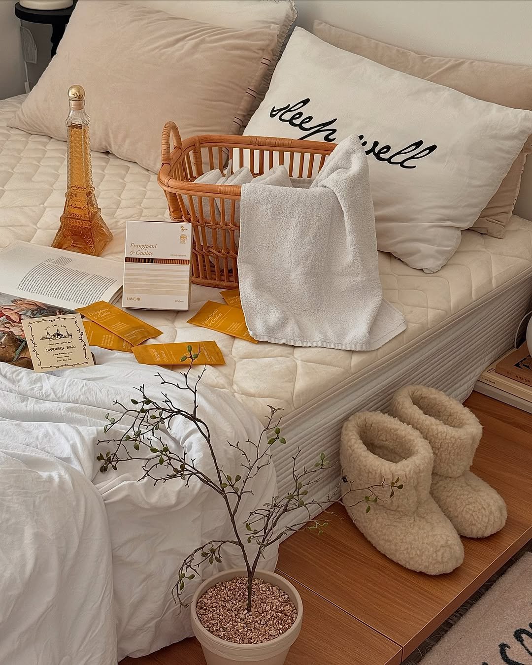 Photo shared by 소곤, 소곤테이블, 홈데코, 홈스타일링, 집꾸미기 on November 06, 2025 tagging @lavoir_official. May be an image of macrame, mattress, bed, bedroom and text.