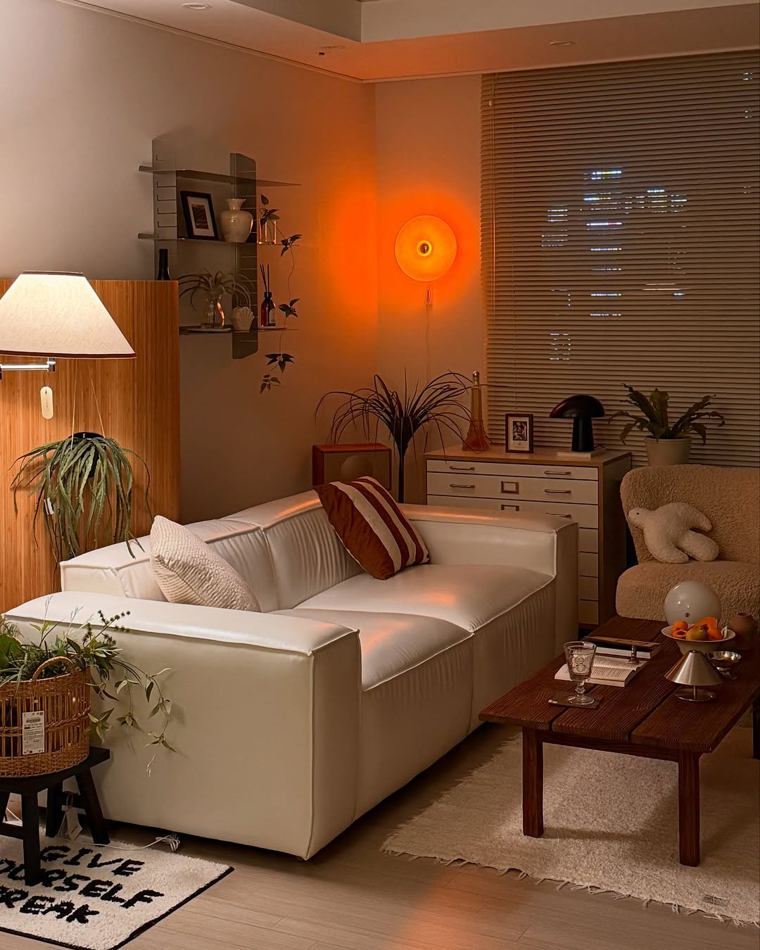 Photo shared by 소곤, 소곤테이블, 홈데코, 홈스타일링, 집꾸미기 on August 10, 2025 tagging @sogontable. May be an image of lighting, sofa, armchair, chaise lounge, futon, living room, indoors and text.