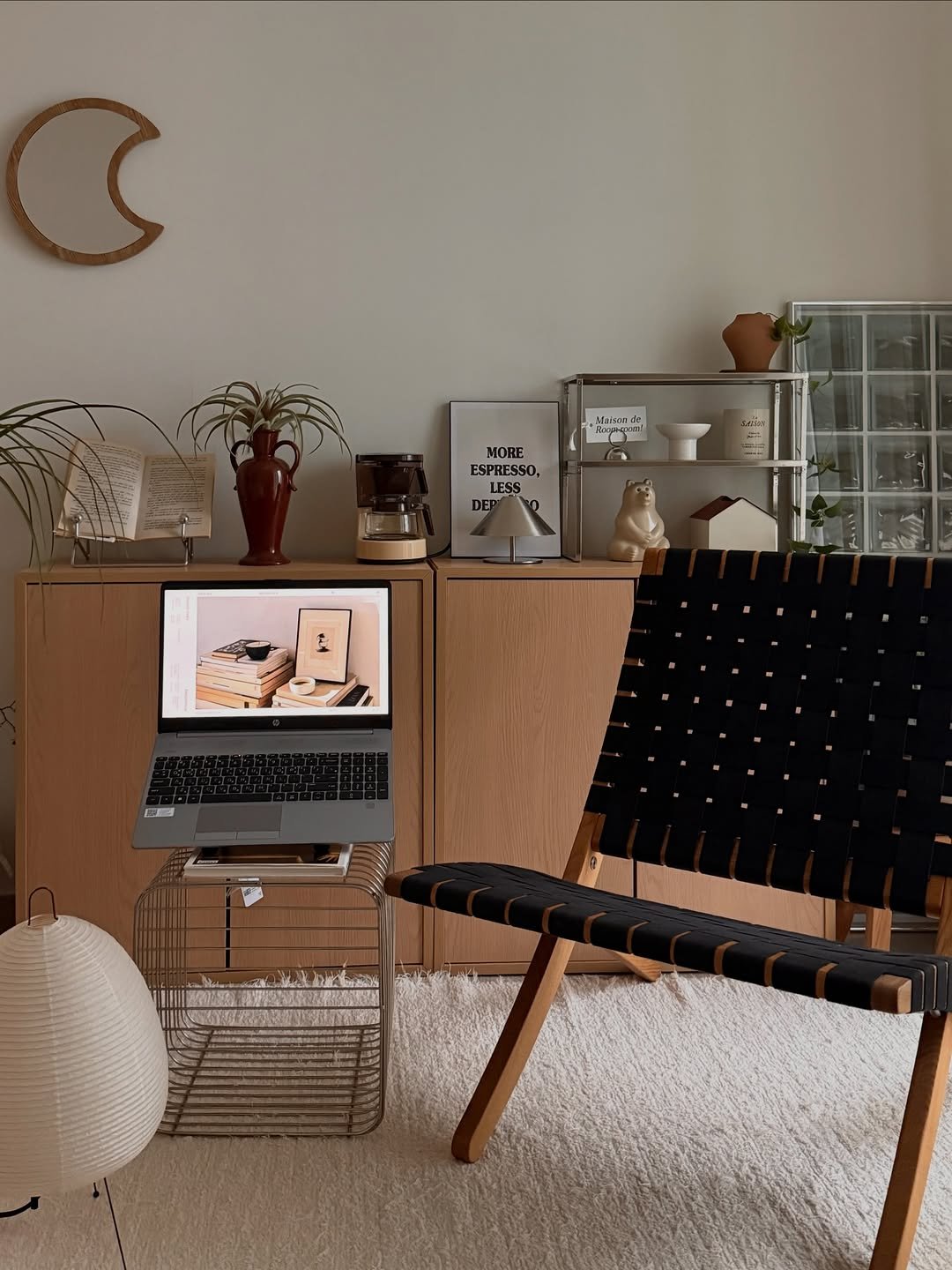 Photo shared by 소곤, 소곤테이블, 홈카페, 홈스타일링, 집꾸미기 on February 13, 2026 tagging @official.dicube. May be an image of bureau, house plant, desk, armchair, living room, indoors, office and text.