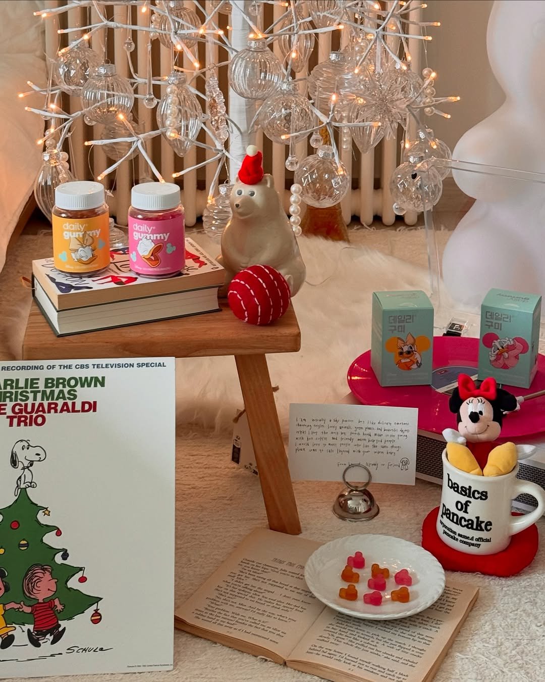 Photo shared by 소곤, 소곤테이블, 홈데코, 홈스타일링, 집꾸미기 on December 18, 2025 tagging @the.daily.official. May be an image of ‎gingerbread cookie, cake, christmas tree, snowman, teacup, hamper, hand cream, tinsel, book and ‎text that says '‎daily gur daily ummy RECORDING THE CBS TELEVISION SPECIAL RLIE BROWN RISTMAS GUARALDI TRIO 데일리 जा لن ት። PN カャ , سة bastcs of ancake fancake SeC HRRd Opan SCHULe Maslaeol.sbu‎'‎‎.