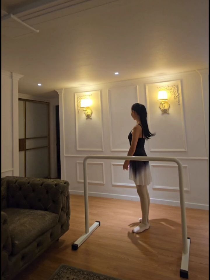 sohee_anamom 게시물 이미지: 🩰( 스트레칭 몸풀기)
집에 발레바가 있으니 연습 하기 좋네 ㅎ

나는 발린이 1년...