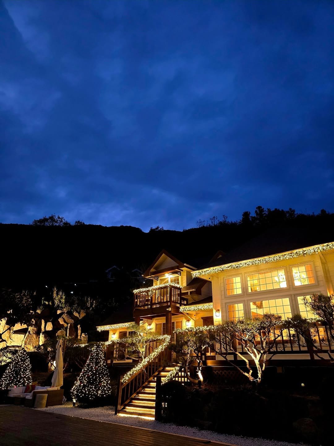 Photo by 안아맘 on November 09, 2025. May be an image of lighting, lantern, twilight, night and text.